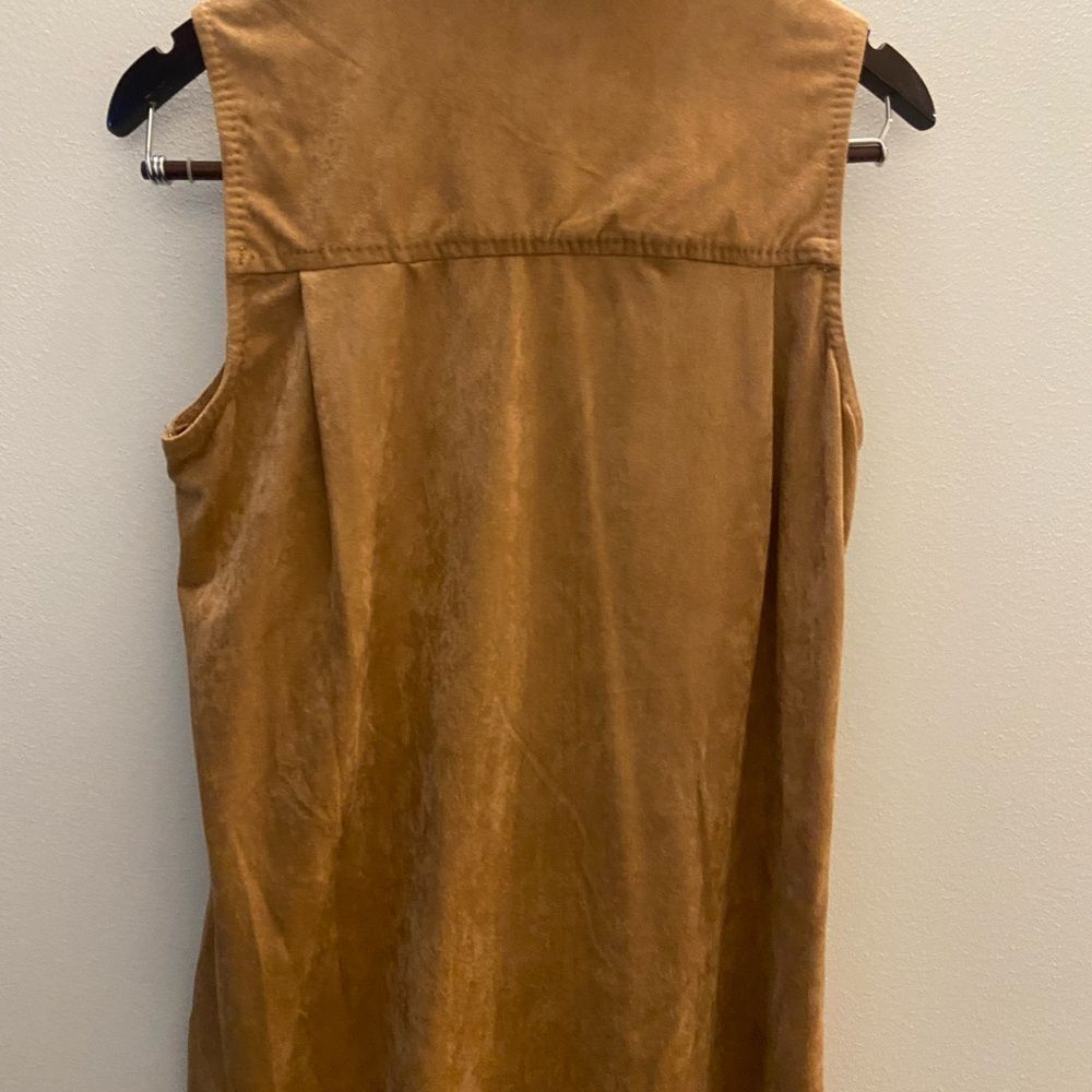 Chelsea & Violet Tan Sleeveless Button-Down Shirt - Picture 4 of 5